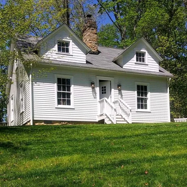 Historic Farmhouse by Nature Preserve, hotel in Charleston