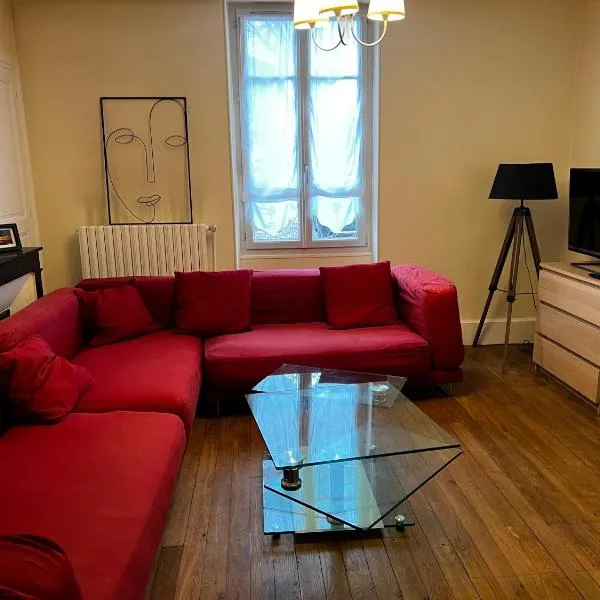 Magnifique F4 pour 11 personnes à moulins, hotel in Moulins