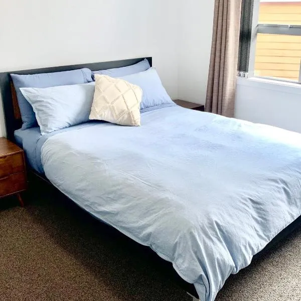 Comfy & Sunny home in Wellington, Hotel in Petone