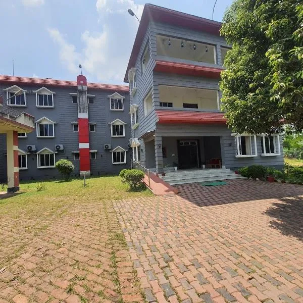Lake Side Resort Neermahal, hotel v destinaci Melāghar