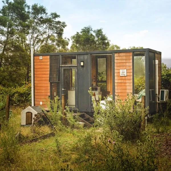 Alpaca Tiny House with Vineyard Lakeside, hotell i Yea