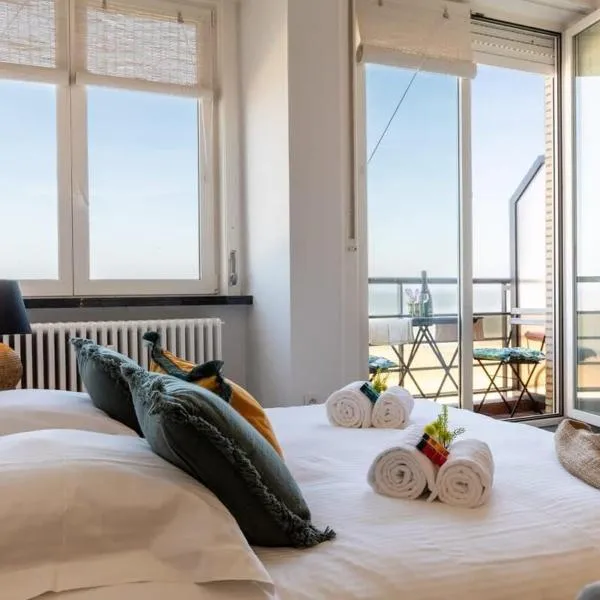 Casiola - Beautiful spacious studio with frontal sea view, hotelli kohteessa Knokke-Heist