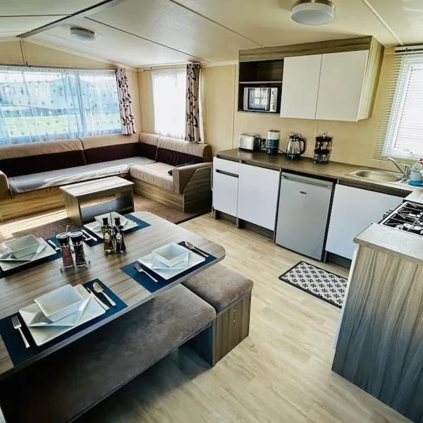 Charming Chamber with spacious relaxing area, hotel a Pagham