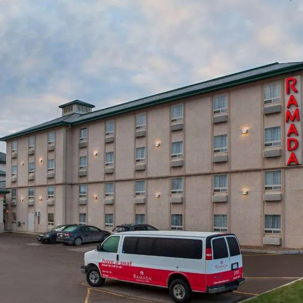 Ramada by Wyndham Red Deer Hotel & Suites, hotel a Lacombe