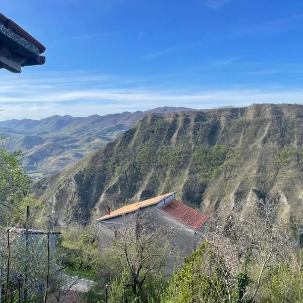 Casa Con Vista Panoramica a Cerreto di Cagli - Animali Ammessi, khách sạn ở Pianello