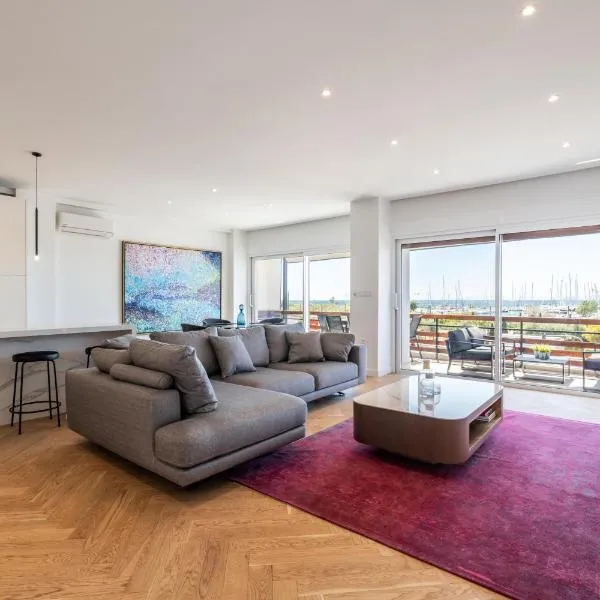 Stunning Athens Riviera 3 BD Apt, ξενοδοχείο στην Αθήνα