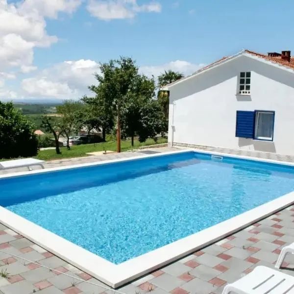 Family villa in Buje with pool and sea view, hotel v destinácii Buje