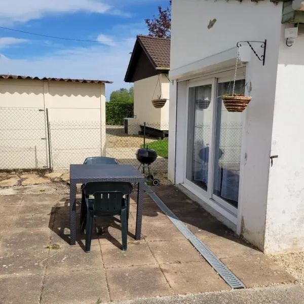 studio au bord du canal, hotelli kohteessa Auvillars-sur-Saône