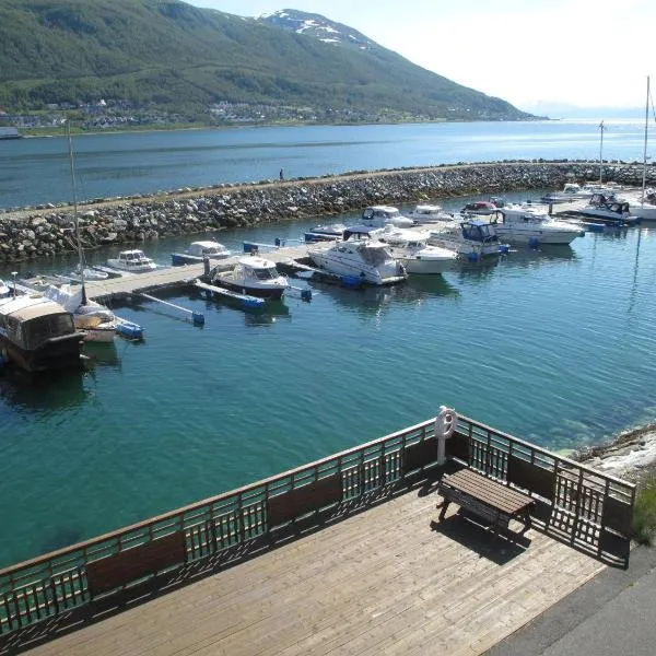 By the sea. Hybel/Room in South of Troms Central، فندق في ترومسو