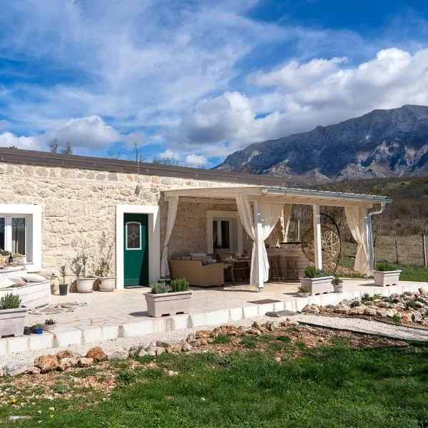 Stone House With Jacuzzi "DINARA", hotel a Vrlika