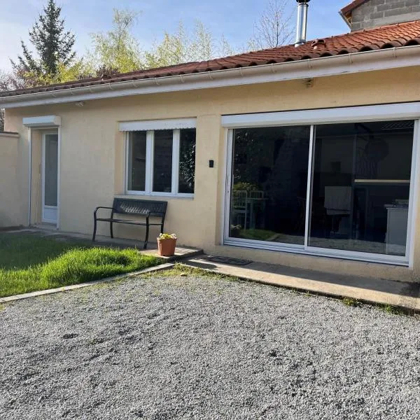 Jolie maison de campagne, Compostelle, hotel v destinaci Soleymieux