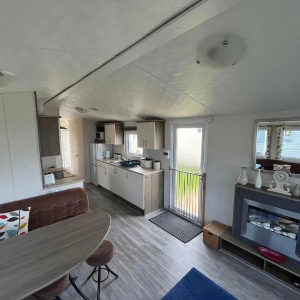 Ormesby 8, Haven Holiday Park, Caister - Four Bedroom, sleeps 8, pets welcome - 2 minutes from the beach!, hotel in Great Yarmouth