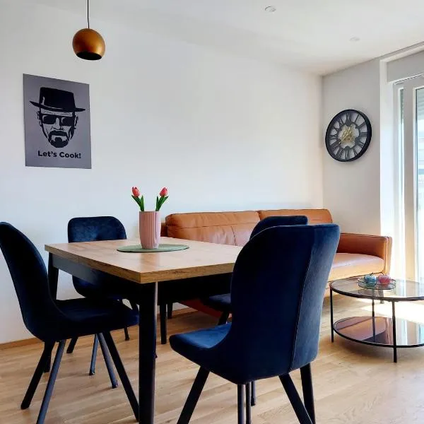 WONDERFUL 2 bedroom apartment 10min walk from center and beach, hotel din Split