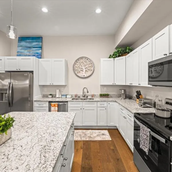 Spacious Freshly Renovated Townhome - City Side, Hotel in Loudon