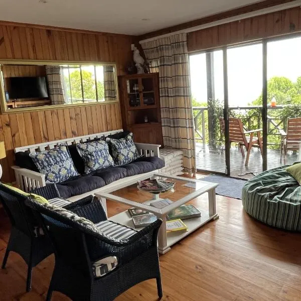 Peaceful guest suite with balcony views and garden setting, hotelli kohteessa Brenton-on-Sea