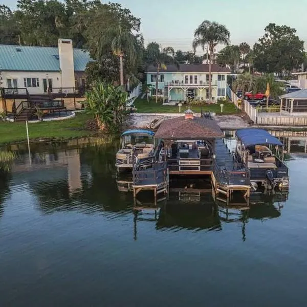 Lakefront Duplex with Pontoon Boat 2 Bedroom Home、マウント・ドラのホテル
