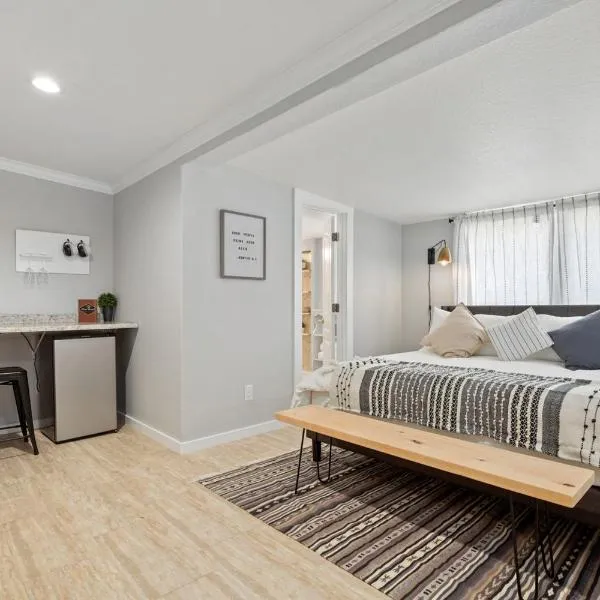 Downtown Studio 1 at Beer Ranch Project Inn, hotel v destinaci Wimberley