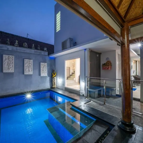 Modern villa with private pool , full kitchen and parking, hotel v destinaci Legian