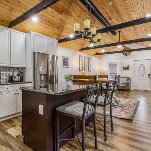 Urban Explorer Pad - 3BR - Backyard -Parking, hotel in Jeffersonville