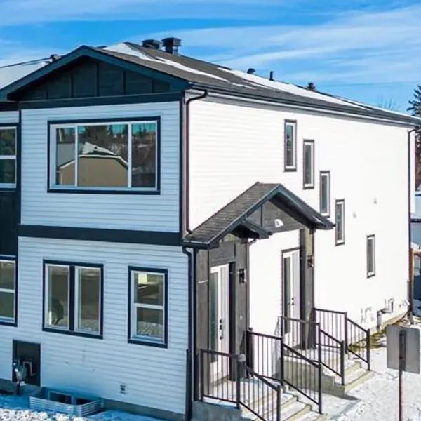 Emerald Suite with 2 beds - 10 minutes from downtown, hotel in Calgary