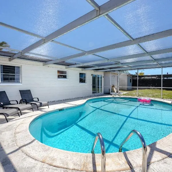 Sunny Escape: Vibrant Pool Home, hotel in Port Richey