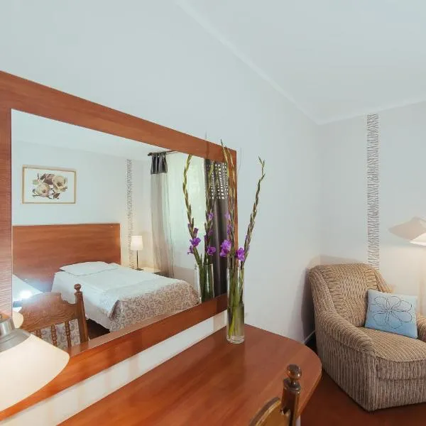 Hotel Pod Sosnami, hotel v destinaci Osieck