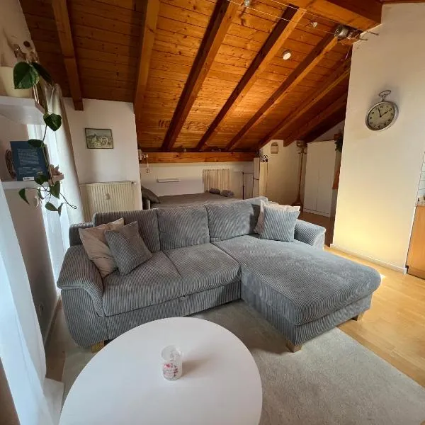 Gemütliche Dachgeschosswohnung mit Balkon, hotel v destinaci Ainring