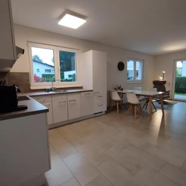 CROWN LIVING Design Apartment - gratis Parkplatz - WLan - Küche - Self Check-in, hotel v destinaci Altach