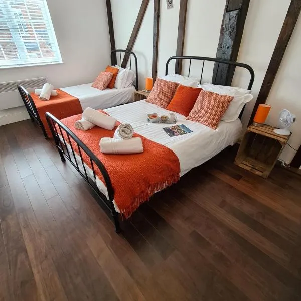 The Mews by Spires Accommodation 2 bedroom house in a converted Georgian Property in secluded area of the Town Centre close to A38: Burton upon Trent şehrinde bir otel