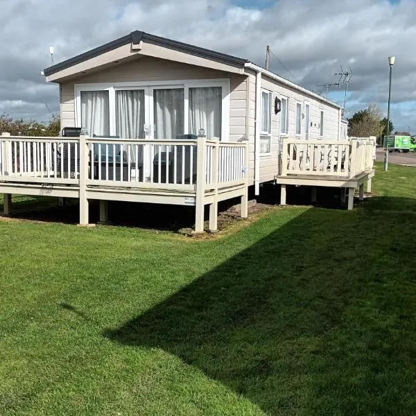 3 Bedroom caravan St osyth beach holiday park with free WiFi and parking, hotel di Great Clacton