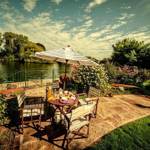 Cozy double bedroom in stunning Bungalow on River Thames - near Thorpe Park/Royal Holloway University/20mins from Heathrow, ξενοδοχείο σε Staines upon Thames