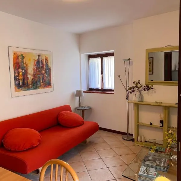 Via Lario 3 met balkon, hotel in Acquaseria