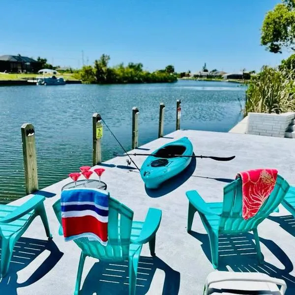 New 4 bed house on a canal facing south & door ramp, near golf course and softball, hotel di Cape Coral