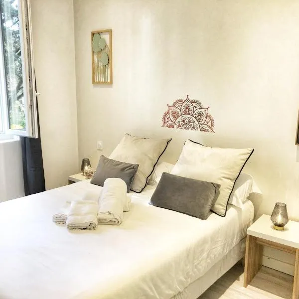 Hôtel Ô9 marches: Tramoyes şehrinde bir otel