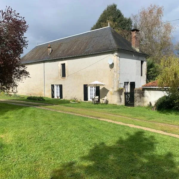 Le Bois D'amour gite et chambres โรงแรมในCharroux