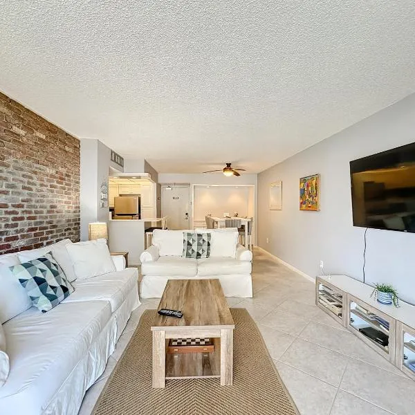 Beach Front Condo In Paradise Marco Island, hotel in Marco Island