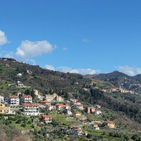 Appartamento tra le Cinque Terre, Camogli e Portofino con scorcio mare all'orizzonte – hotel w mieście Castiglione Chiavarese