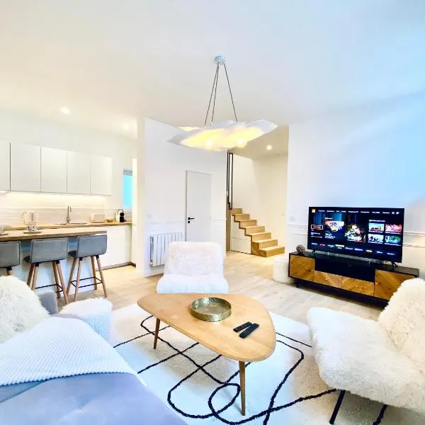 Velvet - By BEST KEYS - Maison Duplex Élégante - Plein Centre Ville - Déco Minimaliste & Cosy - Literie Haut de Gamme - 2 chambres séparées - Lit Queen Size & 1 canapé convertible - Smart TV - Machine à Café Nespresso - WiFi Fibre - Check-in Autonome, hotel v destinaci Sens