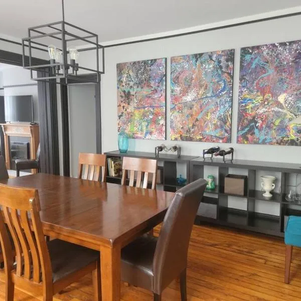 1895 meets 2023 Townhouse., hotel in Hamilton