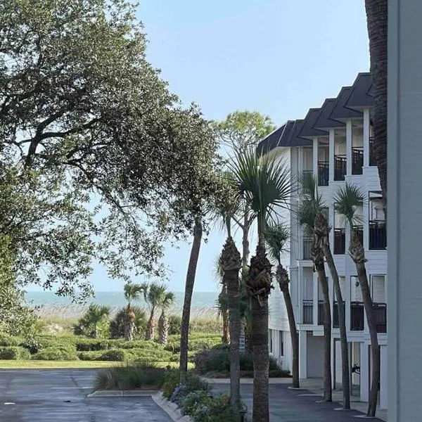 Beachy Keen Seaside Villa Near Coligny with Bikes!, hotel in Hilton Head Island