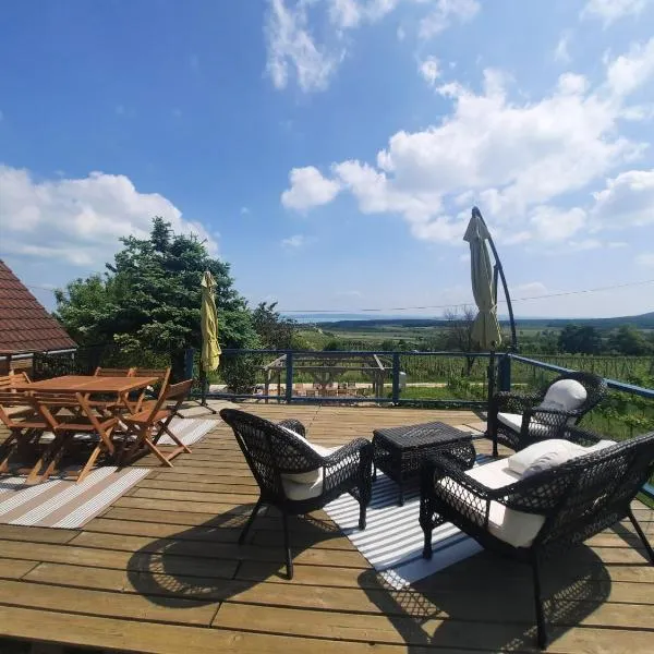 Tánczos Pince Vendégház, hotel v destinaci Zánka