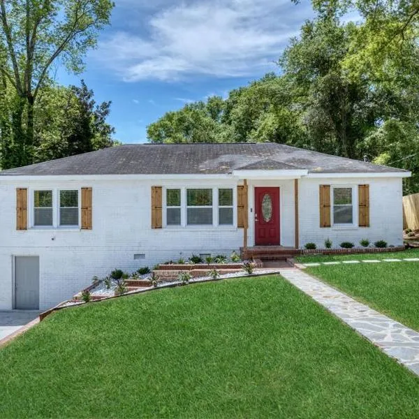 New! Comfy Home with Playground Near Ft Moore!, hotel in Columbus