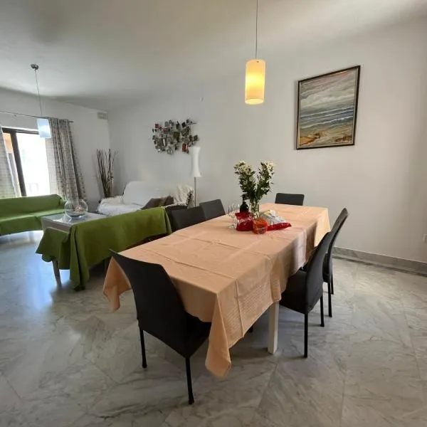 XL Spacious Apartment, 4-BR Home in Central Area, WALK to Sliema - St Julian's, hotel v destinaci Gżira
