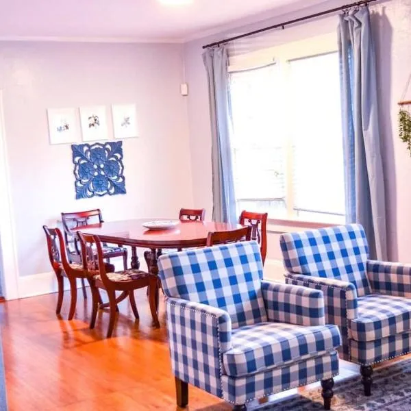 Perfectly Modern Craftsman- close to everything!, hotel v destinaci Mobile
