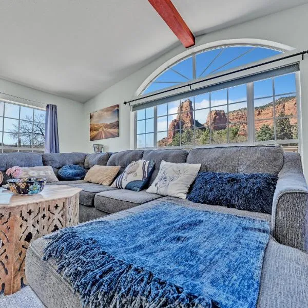 NEW! Huge Game Room, Hikeable, Red Rock View, Fireplace, Ping Pong, Yoga, Golf Course, Pickle Ball!, отель в Седоне