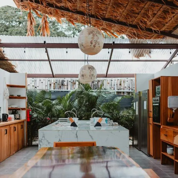 La Tribu Boutique Hostel for women, hotel v destinaci Puerto Viejo