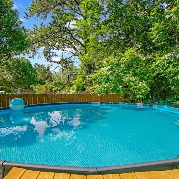 Midcentury Modern - Pool & Hot tub - Retro Retreat, hotel v destinaci Mobile