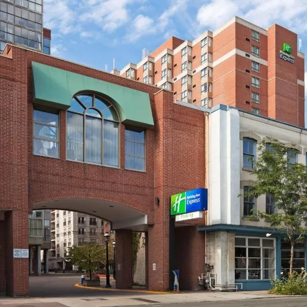 Holiday Inn Express Toronto Downtown, an IHG Hotel, хотел в Торонто