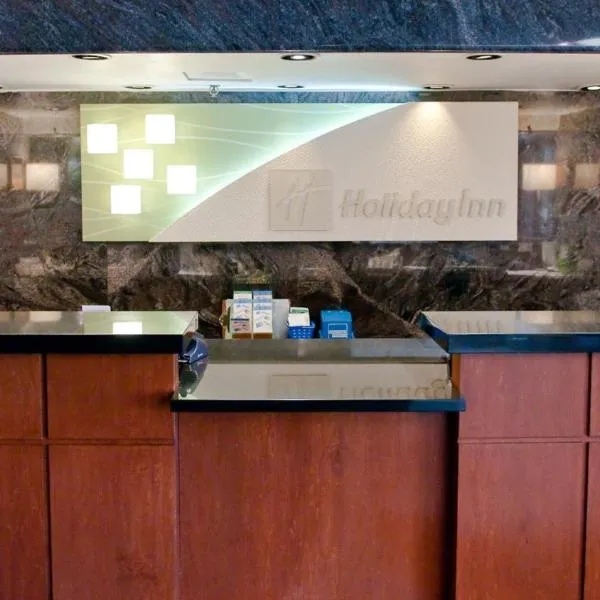 Holiday Inn Oakville Centre, an IHG Hotel، فندق في أوكفيل