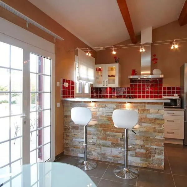 Studio dans villa avec piscine, hotel in Cassis